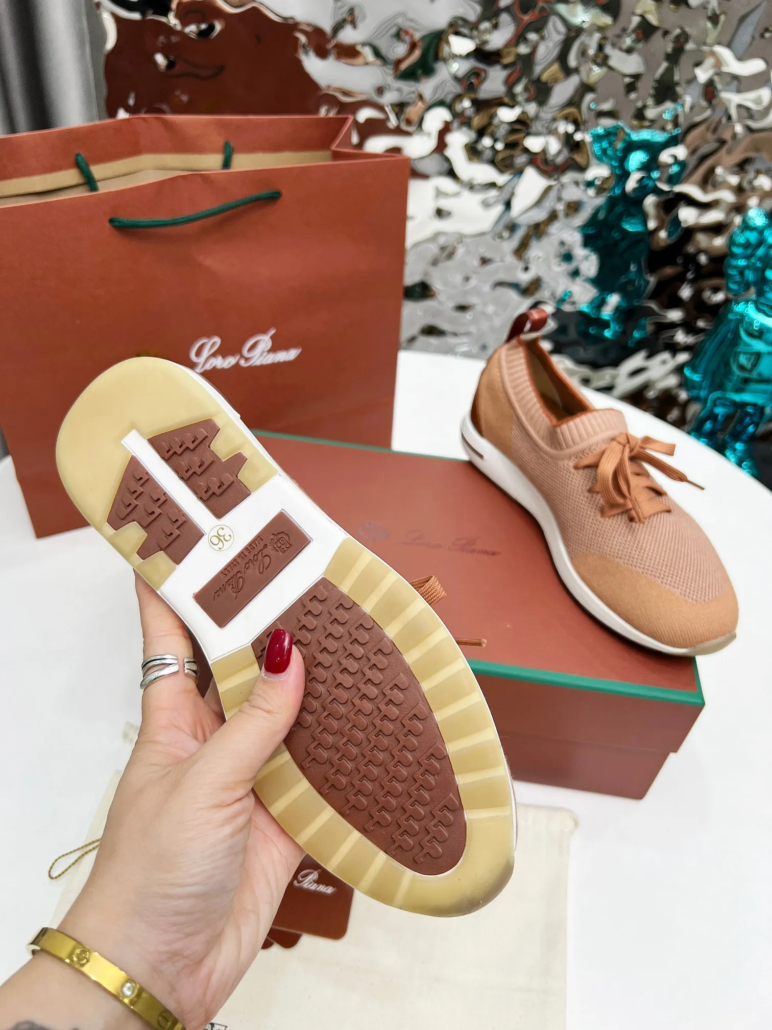 👟👟Ex-factory price 440👟👟 Men’s size +10 🧨🧨🧨Loropiana’s new board is online! This product is made of imported nylon velvet and developed from original boards. It is light, comfortable and breathable, and is suitable for all seasons. Size: 35-41, (Note: 35 and 41 are not returnable or exchangeable),